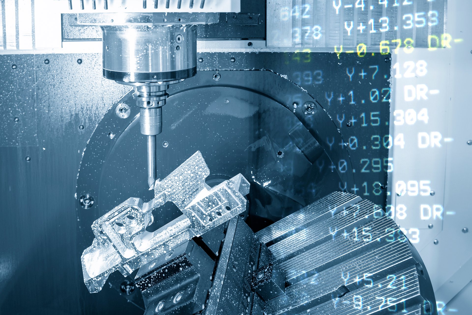[CNC-Fräsmaschine bei der Arbeit]